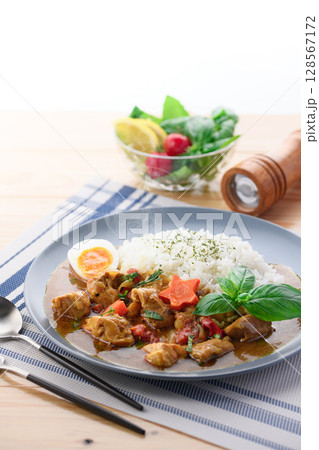 湯気立つバジル香るチキンカレーと彩りごはんの食卓 ( バジルチキンカレー ) 湯気立つバジル香るチキンカレーと彩りごはんの食卓 ( バジルチキンカレー ) 128567172