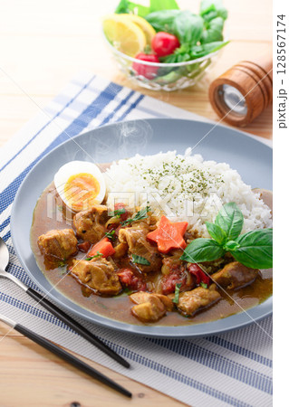 湯気立つバジル香るチキンカレーと彩りごはんの食卓 （ バジルチキンカレー ） 128567174