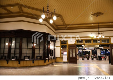 早朝の門司港駅（福岡県北九州市門司区西海岸一丁目） 128567184