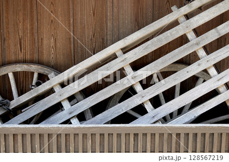 石見銀山 町並み地区の古民家の軒下に置れている折り畳まれた荷車 石見銀山 町並み地区の古民家の軒下に置れている折り畳まれた荷車 128567219