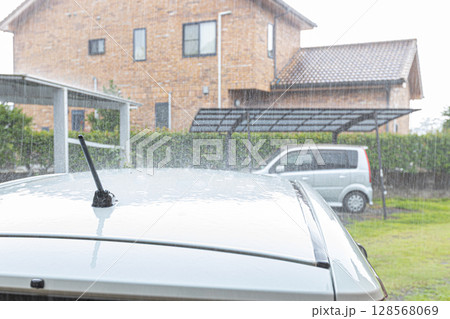 自動車の屋根に打ち付けている大雨 自動車の屋根に打ち付けている大雨 128568069