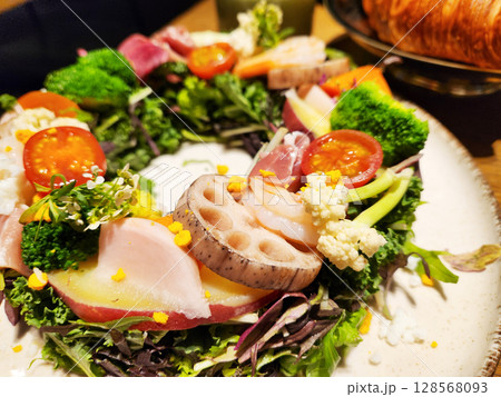 野菜たっぷりの美味しいサラダ 野菜たっぷりの美味しいサラダ 128568093