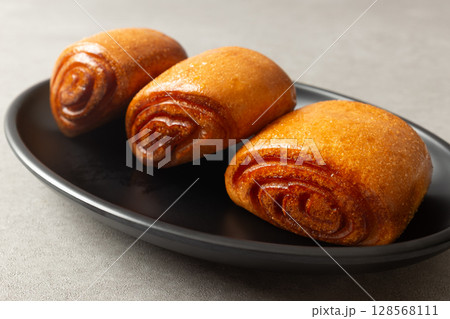 Traditional Fried Chinese Flower Bun with Wrinkled Texture 128568111