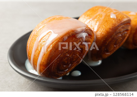 Traditional Fried Chinese Flower Bun with Wrinkled Texture 128568114