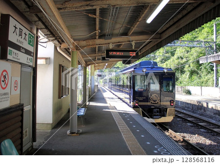奈良県を走る近鉄吉野線の無人駅大阿太駅（おおあだえき）を通過する観光特急『青の交響曲』 128568116