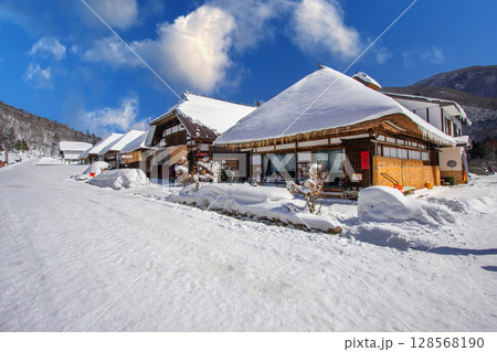 雪の大内宿 128568190