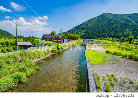 夏の奥琵琶湖　滋賀県長浜市 128568232