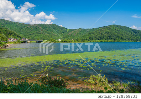 夏の奥琵琶湖　滋賀県長浜市 128568233