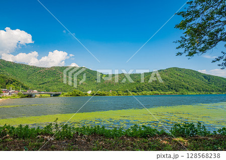 夏の奥琵琶湖　滋賀県長浜市 128568238