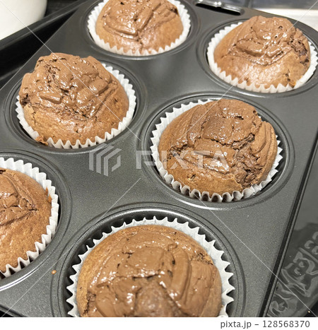 焼きたてのカップケーキ 128568370
