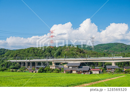 西浅井町の田園地帯を通る湖西線の高架橋　滋賀県長浜市 128569320