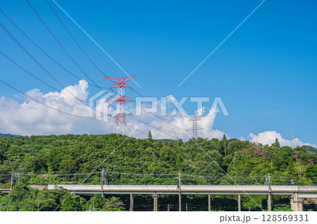 西浅井町の田園地帯を通る湖西線の高架橋　滋賀県長浜市 128569331