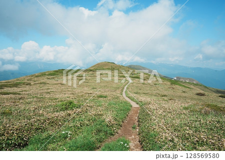 平標山と仙ノ倉山をつなぐ稜線 平標山と仙ノ倉山をつなぐ稜線 128569580