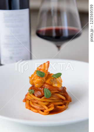 トマトソースのパスタと赤ワイン トマトソースのパスタと赤ワイン 128569599