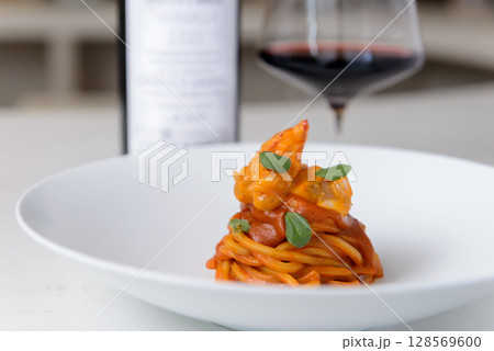 トマトソースのパスタと赤ワイン トマトソースのパスタと赤ワイン 128569600