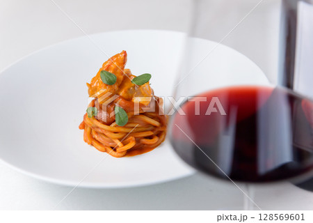 トマトソースのパスタと赤ワイン 128569601