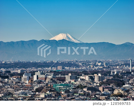 三軒茶屋のキャロットタワーから望む冬の富士山と東京・世田谷の街並み 三軒茶屋のキャロットタワーから望む冬の富士山と東京・世田谷の街並み 128569783
