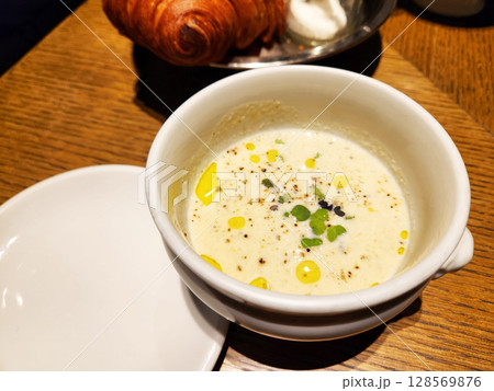 おいしい朝食のスープ 128569876