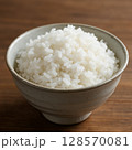 茶碗に盛られた美味しそうなご飯 128570081