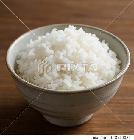 茶碗に盛られた美味しそうなご飯 128570081