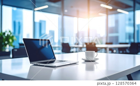 《AI画像》オフィスに置いたノートパソコン 128570364