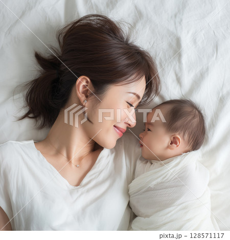 赤ちゃん ママ 日本人 添い寝 安眠 白 赤ちゃん ママ 日本人 添い寝 安眠 白 128571117