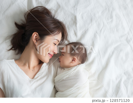 赤ちゃん ママ 日本人 添い寝 安眠 白 128571120