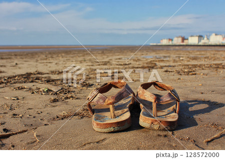 誰もいない浜辺に残されたサンダルと夏の余韻 128572000