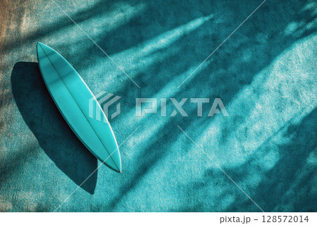 布の上に長い影を落とすサーフボードと抽象的な夏の演出 128572014