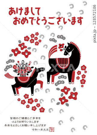 2026年　午年年賀状イラスト（馬の親子と馬の足跡) 128572186
