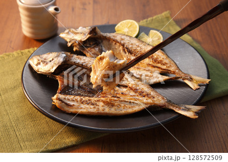 炭火で香ばしく焼いた真あじ 128572509