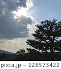 雲の隙間から覗く太陽 128573422