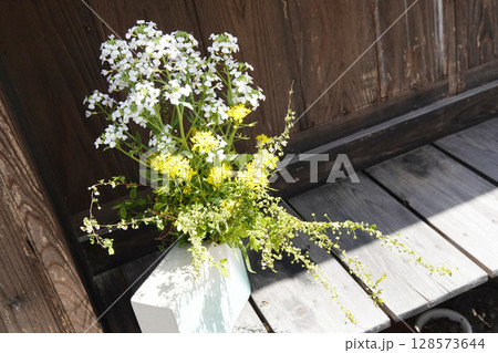 石見銀山 町並み地区 古民家の縁側に生けられた草花 128573644