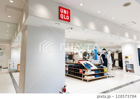 ユニクロ調布パルコ店でお買物　東京都調布市小島町 128573784
