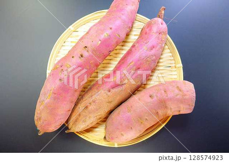 サツマイモ　さつまいも　薩摩芋 128574923