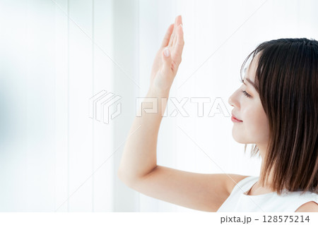 窓際に立つ女性 128575214