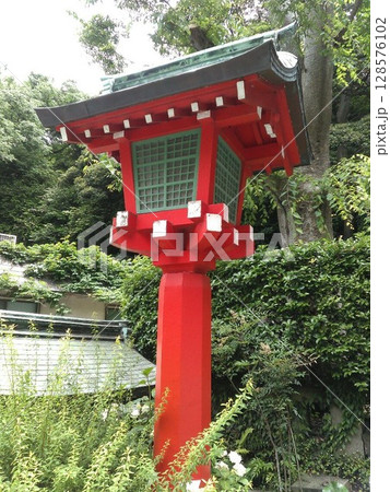 江の島 赤い灯篭 江の島 赤い灯篭 128576102