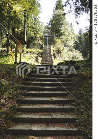 石見銀山 龍源寺近く山の斜面にひっそりと建つ佐毘売山神社と長い参道の石階段 石見銀山 龍源寺近く山の斜面にひっそりと建つ佐毘売山神社と長い参道の石階段 128576563