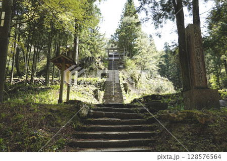 石見銀山 龍源寺近く山の斜面にひっそりと建つ佐毘売山神社と長い参道の石階段 128576564