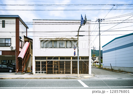 時が止まったような地方の建物と鉄道踏切 128576801