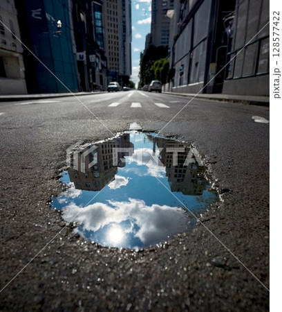 水溜まりに映る青空 128577422