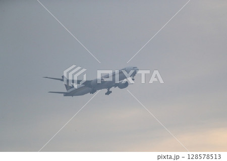 雨雲と旅客機 イメージ 雨雲と旅客機 イメージ 128578513