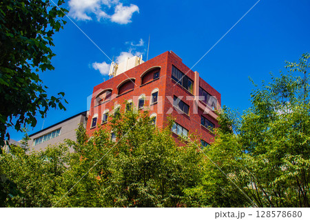 烏丸通りの空とビル群（烏丸五条から烏丸四条まで） 128578680