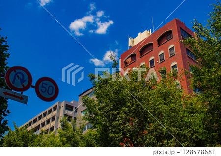 烏丸通りの空とビル群（烏丸五条から烏丸四条まで） 128578681