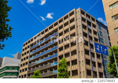 烏丸通りの空とビル群（烏丸五条から烏丸四条まで） 128578683