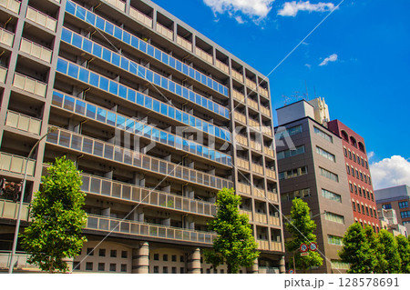 烏丸通りの空とビル群（烏丸五条から烏丸四条まで） 128578691