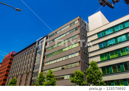 烏丸通りの空とビル群(烏丸五条から烏丸四条まで) 烏丸通りの空とビル群(烏丸五条から烏丸四条まで) 128578692