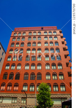 烏丸通りの空とビル群（烏丸五条から烏丸四条まで） 128578700