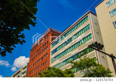 烏丸通りの空とビル群（烏丸五条から烏丸四条まで） 128578703