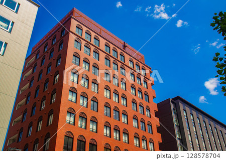 烏丸通りの空とビル群（烏丸五条から烏丸四条まで） 128578704